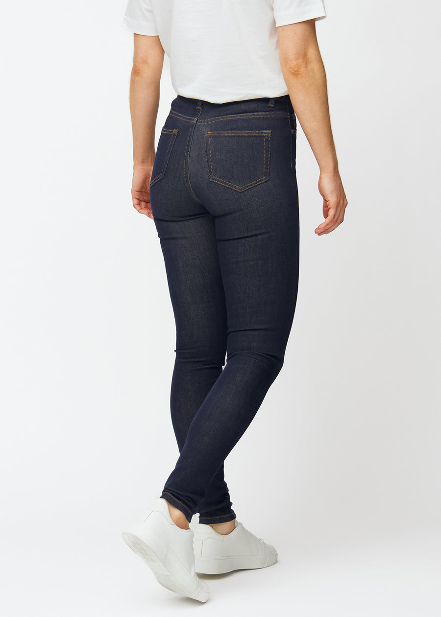 Dyb mørkeblå denim jeans til kvinder i farven Midnights set bagfra, så den tætsiddende pasform kan ses.