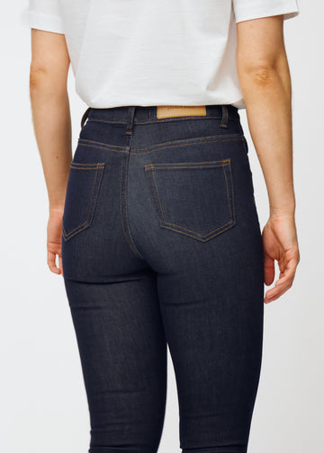 Dyb mørkeblå denim jeans til kvinder i farven Midnights set bagfra tæt på for at vise pasform og detaljer.
