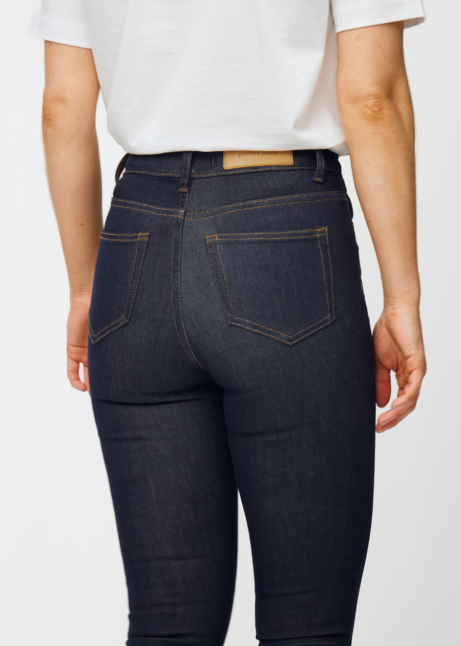 Dyb mørkeblå denim jeans til kvinder i farven Midnights set bagfra tæt på for at vise pasform og detaljer.
