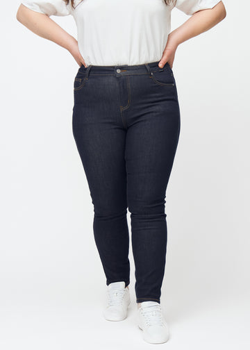Dyb mørkeblå denim jeans til kvinder i farven Midnights med skinny pasform set forfra på plus-size model.