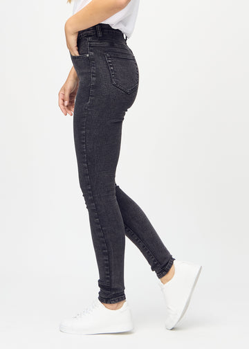 Mørkegrå denim skinny jeans set fra siden på model.
