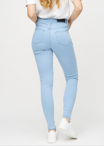 Lyseblå skinny jeans set bagfra, så man kan se hele produktet.