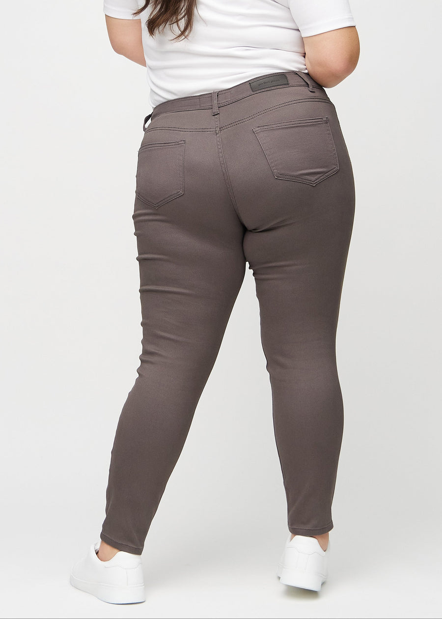 Gråbrune skinny jeans set bagfra på en plus-size model, så man kan se hele produktet.