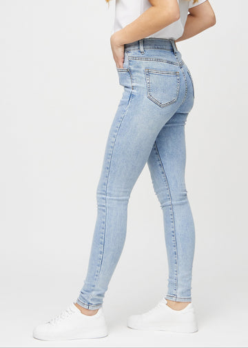Lys denim skinny jeans set fra siden på model.