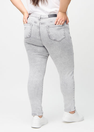 Lysegrå denim slim jeans set bagfra på en plus-size model, så man kan se hele produktet.
