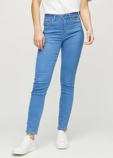 Blå slim jeans, modelnavn Geraniums, som sidder tæt til benet, dog lidt løsere ved anklen, set forfra.