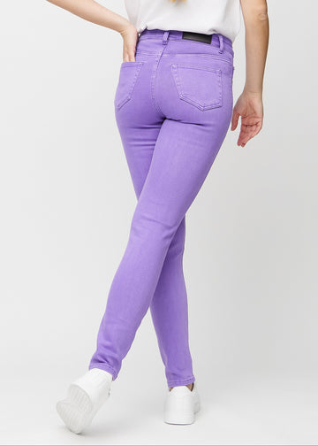 Lilla slim jeans set bagfra, så man kan se hele produktet.