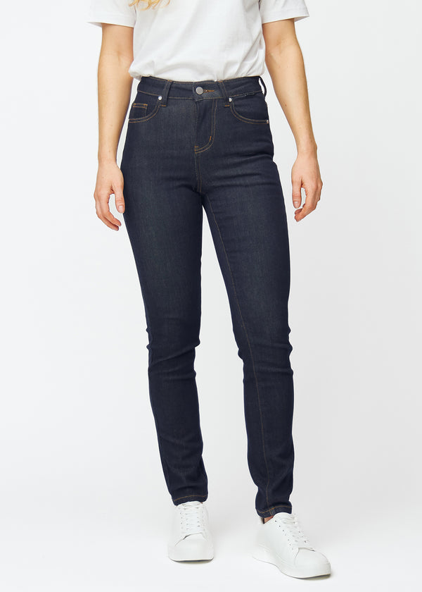 Dyb mørkeblå denim jeans til kvinder i farven Midnights med slim pasform, der er figursyet fra talje til ankel, set forfra.