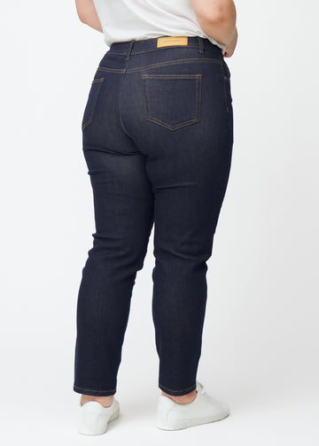 Dyb mørkeblå denim jeans til kvinder i farven Midnights set bagfra på plus-size model.