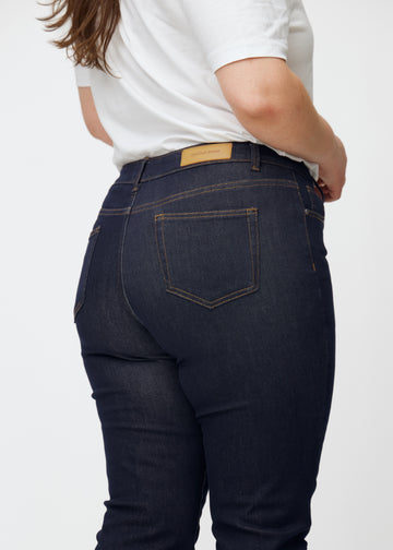 Dyb mørkeblå denim jeans til kvinder i farven Midnights set bagfra tæt på på plus-size model.