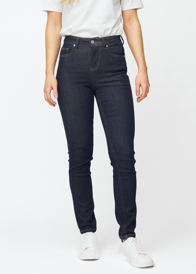 Dyb mørkeblå denim jeans til kvinder i farven Midnights med slim pasform, der er figursyet fra talje til ankel, set forfra.
