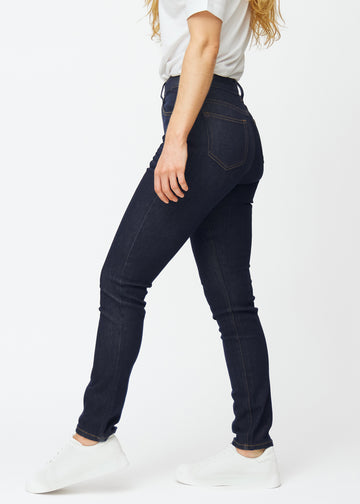 Dyb mørkeblå denim jeans til kvinder i farven Midnights med slim pasform set fra siden på model.