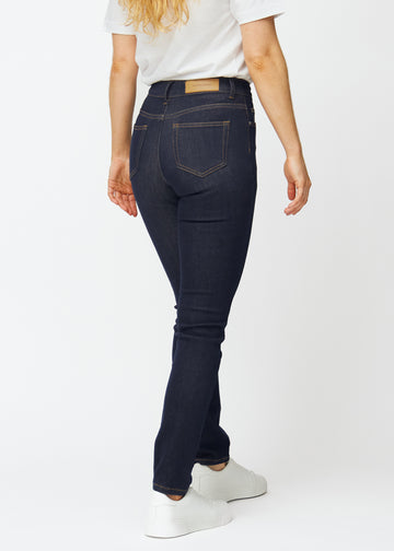 Dyb mørkeblå denim jeans til kvinder i farven Midnights set bagfra.
