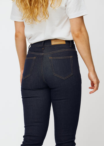 Dyb mørkeblå denim jeans til kvinder i farven Midnights set bagfra tæt på for at vise pasform og detaljer.