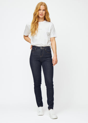 Fuldt billede af model i dyb mørkeblå denim jeans til kvinder i farven Midnights med slim pasform.