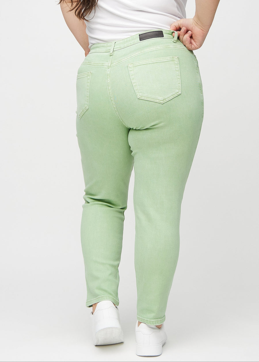 Lysegrønne slim jeans set bagfra på en plus-size model, så man kan se hele produktet.