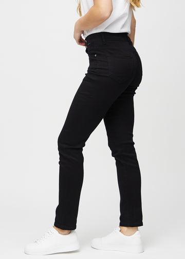 Sorte slim jeans set fra siden på model.