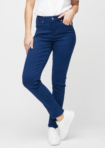 Mørkeblå slim jeans, modelnavn Royals, som sidder tæt til benet, dog lidt løsere ved anklen, set forfra.