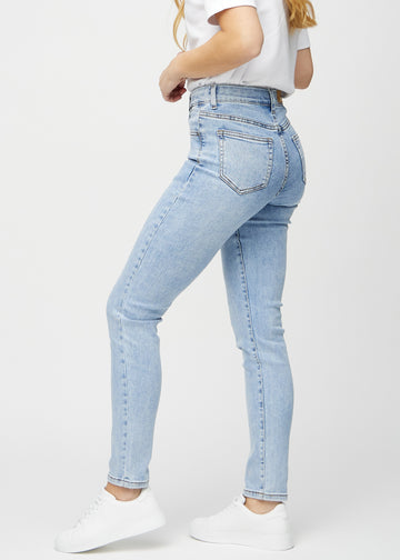 Lys denim slim jeans set fra siden på model.
