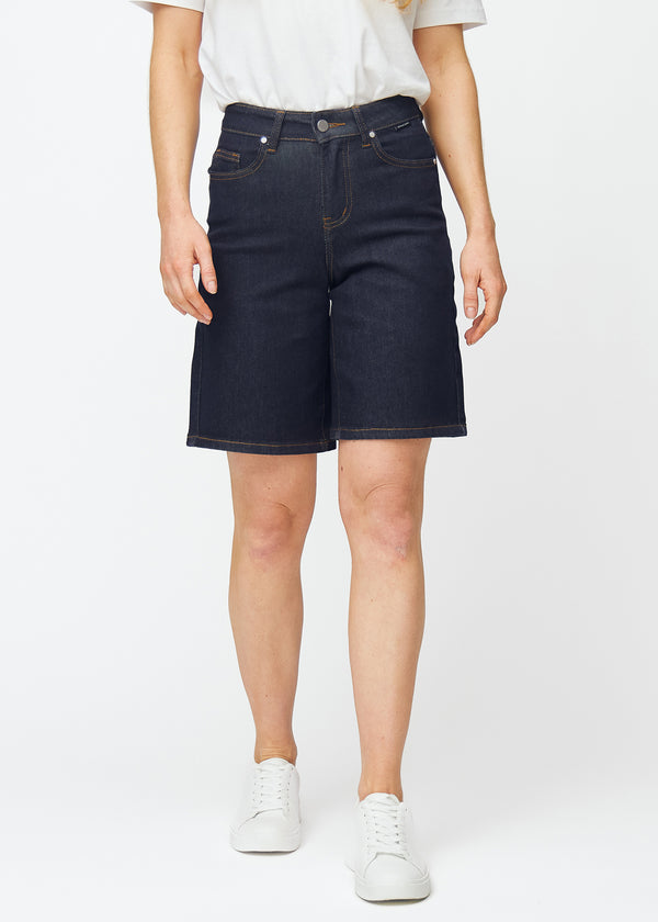 Dyb mørkeblå denim shorts til kvinder i farven Midnights med loose pasform, der sidder til ved hoften og falder løst ned over lårene, set forfra.