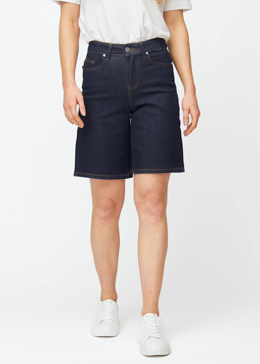 Dyb mørkeblå denim shorts til kvinder i farven Midnights med loose pasform, der sidder til ved hoften og falder løst ned over lårene, set forfra.