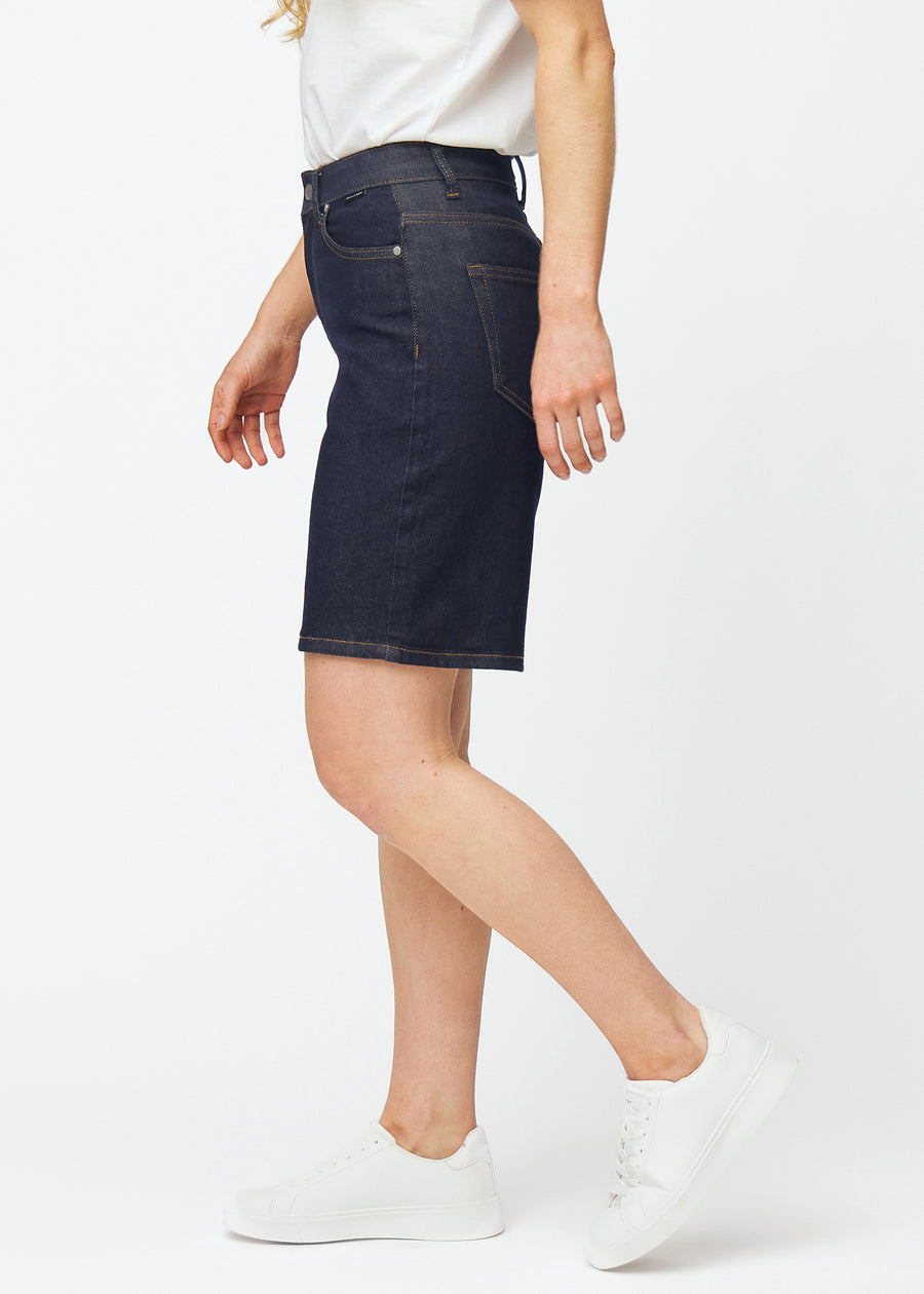Dyb mørkeblå denim shorts til kvinder i farven Midnights med loose pasform set fra siden på model.