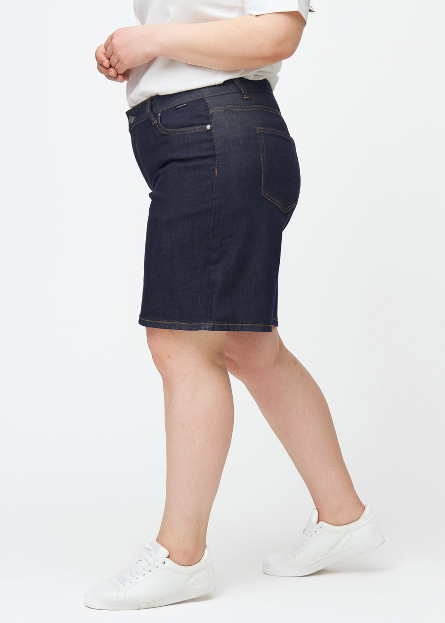 Dyb mørkeblå denim shorts til kvinder i farven Midnights med loose pasform set fra siden på plus-size model.