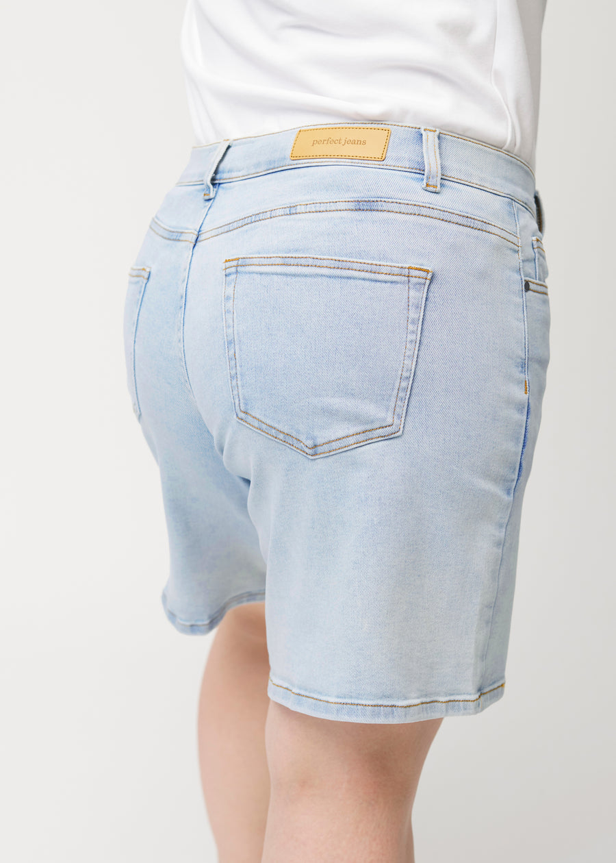 Lyseblå denimshorts til kvinder i farven Waves set bagfra i nærbillede på en damemodel.