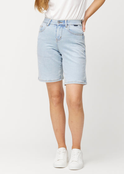 Lyseblå denimshorts til kvinder i farven Waves med middle waist og loose pasform.