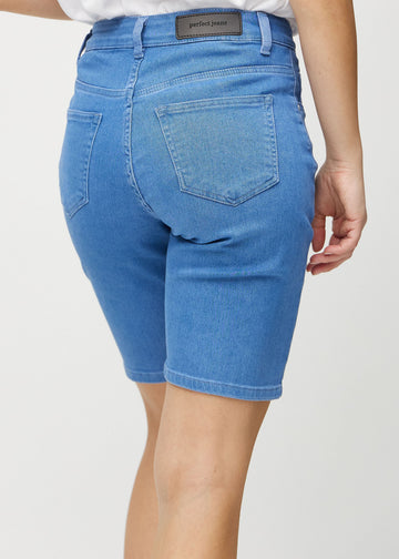 Blå regular middle shorts set bagfra tæt på for at vise detaljer.