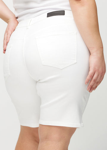 Hvide regular middle shorts set bagfra tæt på en plus-size model for at vise detaljer.