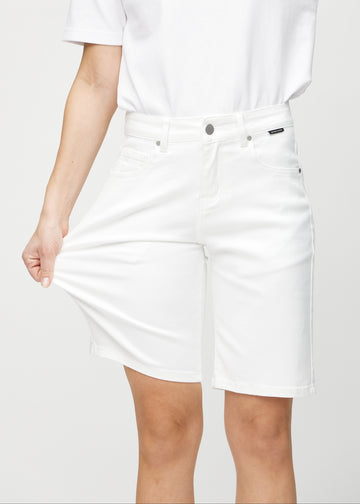 Model strækker shortsene ved låret for at vise stretch.