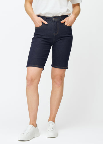 Dyb mørkeblå denim shorts til kvinder i farven Midnights med regular pasform, der sidder til ved hoften og giver luft omkring lårene, set forfra.