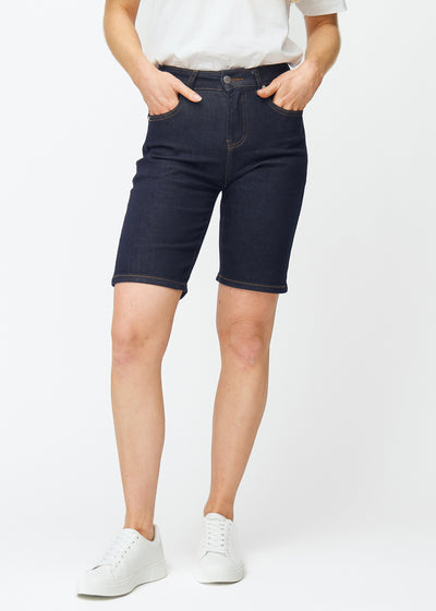 Dyb mørkeblå denim shorts til kvinder i farven Midnights med regular pasform, der sidder til ved hoften og giver luft omkring lårene, set forfra.