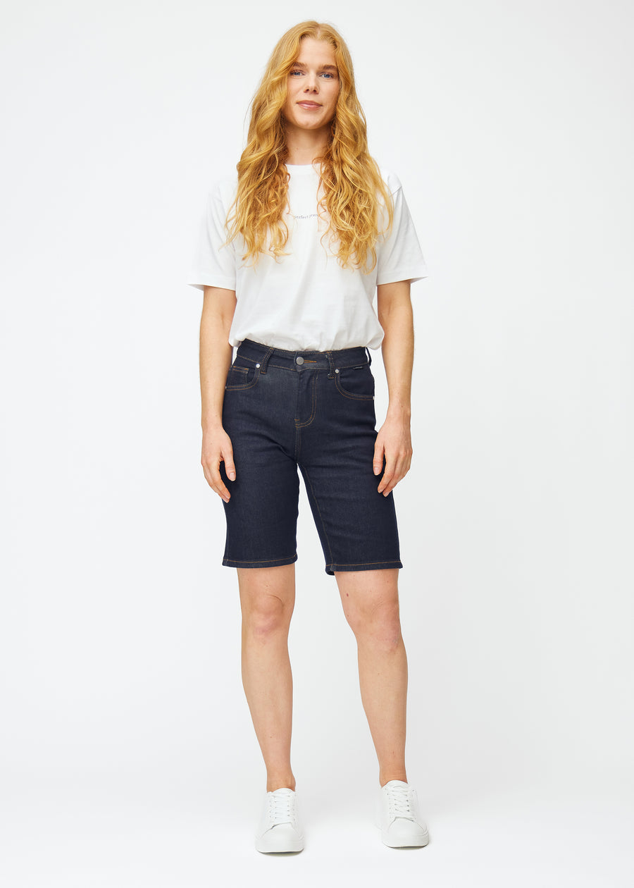 Fuldt billede af model i dyb mørkeblå denim shorts til kvinder i farven Midnights med regular pasform.