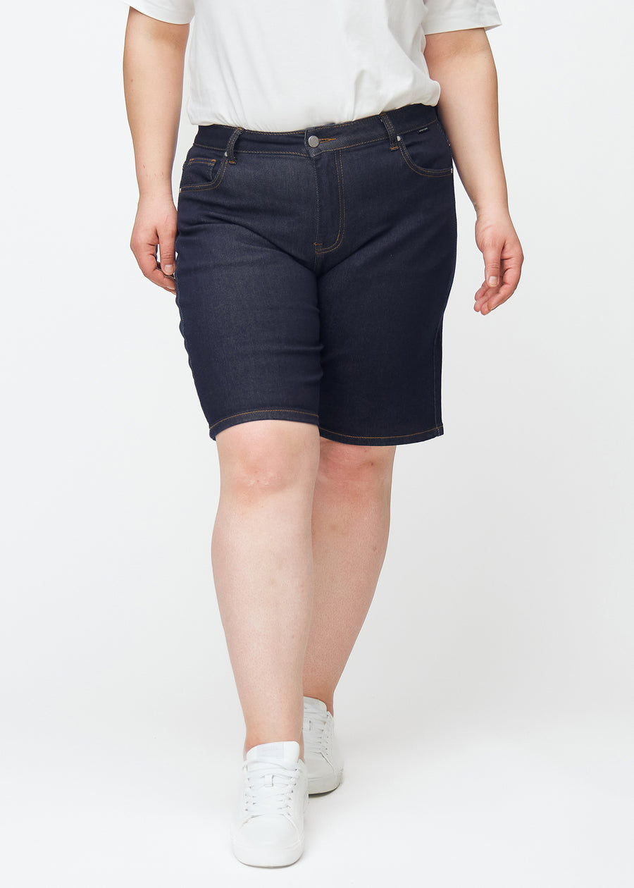Dyb mørkeblå denim shorts til kvinder i farven Midnights med regular pasform set forfra på plus-size model.