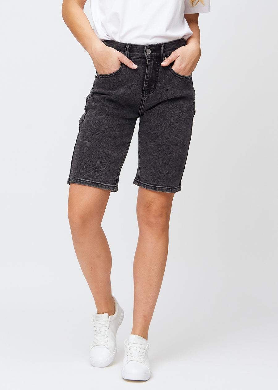 Mørkegrå denim regular middle shorts, modelnavn Shadows, som går lige ned langs benet og slutter lige over knæet, set forfra.