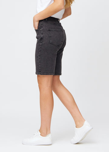 Mørkegrå denim regular middle shorts set fra siden på model.