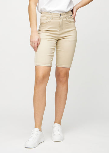Beige skinny middle shorts, modelnavn Gazelles, som sidder tæt til låret og slutter lige over knæet, set forfra.