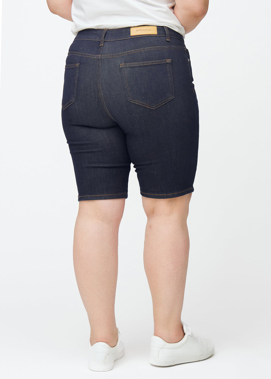 Dyb mørkeblå denim shorts til kvinder i farven Midnights set bagfra på plus-size model.