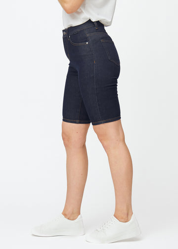 Dyb mørkeblå denim shorts til kvinder i farven Midnights med skinny pasform set fra siden på model.
