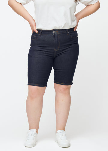 Dyb mørkeblå denim shorts til kvinder i farven Midnights med skinny pasform set forfra på plus-size model.