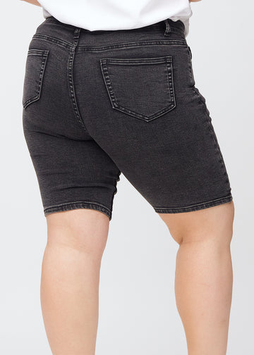 Mørkegrå denim skinny middle shorts set bagfra tæt på en plus-size model for at vise detaljer.