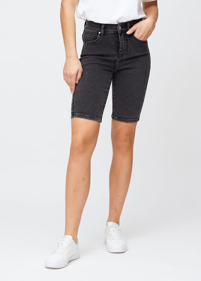 Mørkegrå denim skinny middle shorts, modelnavn Shadows, som sidder tæt til låret og slutter lige over knæet, set forfra.
