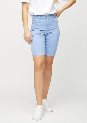 Lyseblå skinny middle shorts, modelnavn Skies, som sidder tæt til låret og slutter lige over knæet, set forfra.