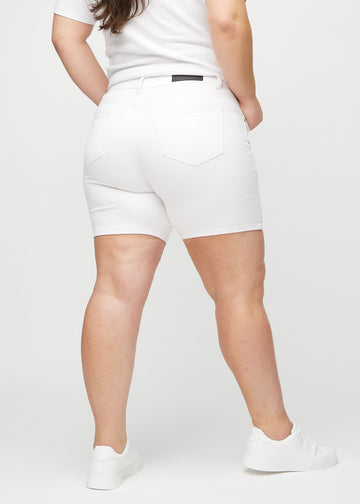 Hvide skinny short shorts set bagfra på en plus-size model, så man kan se hele produktet.