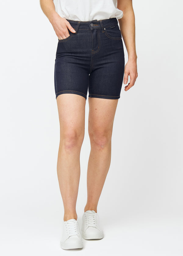 Dyb mørkeblå denim shorts til kvinder i farven Midnights med skinny pasform, der sidder tæt ved hoften og følger lårene, set forfra.
