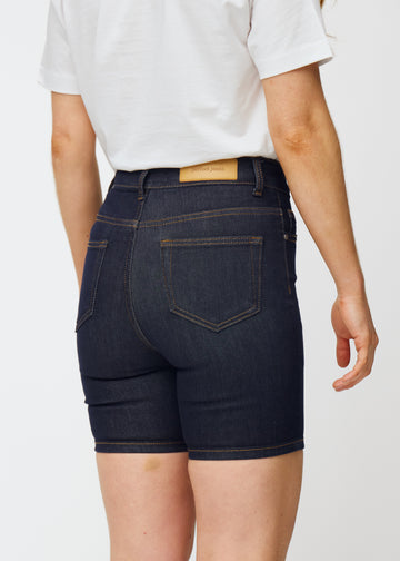 Dyb mørkeblå denim shorts til kvinder i farven Midnights set bagfra tæt på for at vise pasform og detaljer.