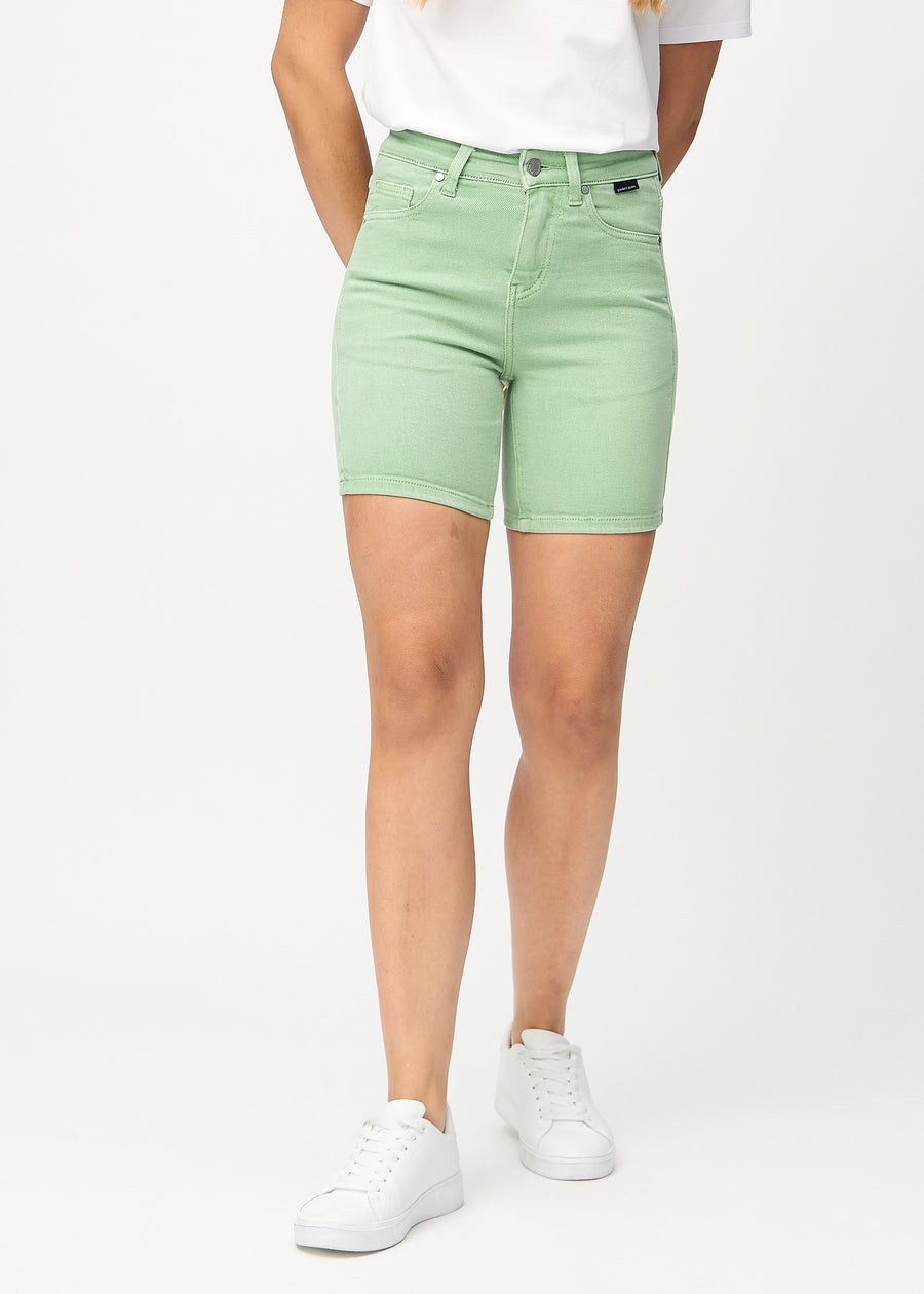 Lysegrønne skinny short shorts, modelnavn Mints, som sidder tæt til, og slutter midt på låret, set forfra.