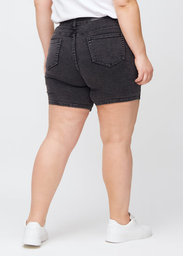 Mørkegrå denim skinny short shorts set bagfra på en plus-size model, så man kan se hele produktet.